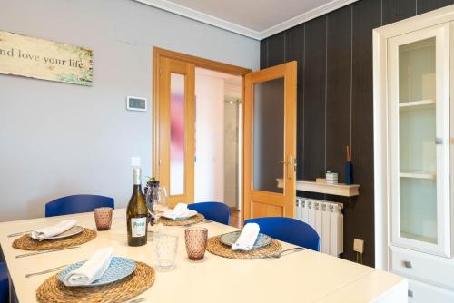 una sala da pranzo con un tavolo e sedie blu di Apartamentos GO - Arroyo Ático Regato A- 62 Salida 130 -Parking Gratuito ad Arroyo de la Encomienda