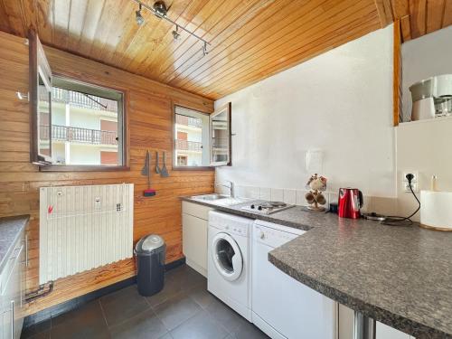 une cuisine avec laveuse et sécheuse dans l'établissement 3 Pièces 6/8 Pers centre Carroz (AA111), aux Carroz d'Arâches