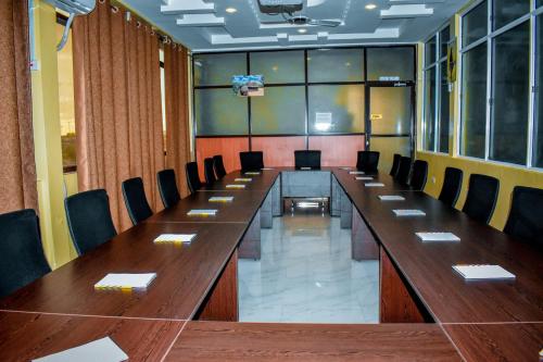 una gran sala de conferencias con una mesa larga y sillas en Ateker Hotel, en Lodwar