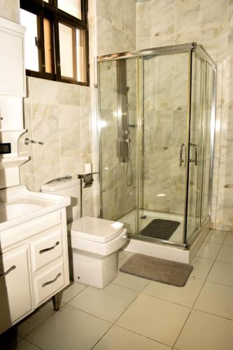 ロドワルにあるAteker Hotelのバスルーム(シャワー、トイレ、シンク付)