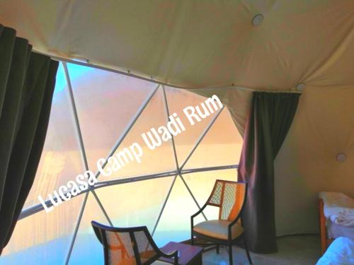 Ένα ή περισσότερα κρεβάτια σε δωμάτιο στο Lukasa camp Wadi Rum