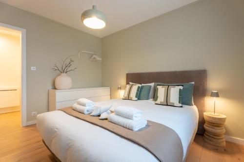 um quarto com uma cama grande e toalhas em LE N'ESPRESSO em Mulhouse