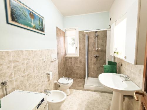 y baño con aseo, lavabo y ducha. en Residenza ColleMare Vacanze, en Colonnella