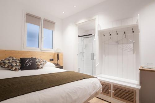 um quarto com uma cama grande e um chuveiro em Casa Nicolasa em San Sebastián
