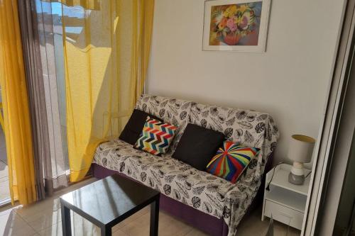 - un salon avec un canapé et des oreillers dans l'établissement Naturiste Cap d'Agde Port Ambonne 103, au Cap d'Agde