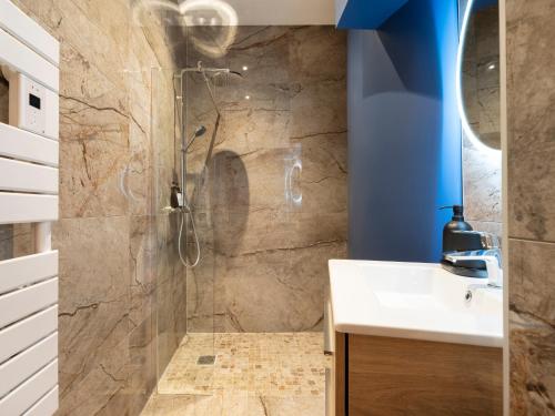 une salle de bain avec douche et lavabo dans l'établissement Une Romance au bord de l’eau (en hyper-centre), à Metz