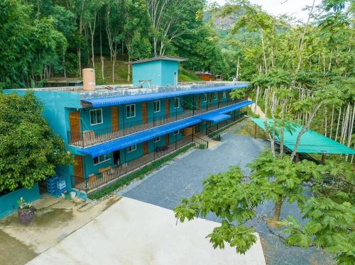 einen Blick über ein Haus mit blauem Dach in der Unterkunft Makorn Nonkleng in Ban Yung