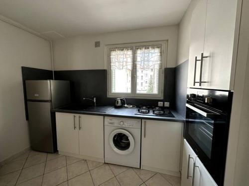 cocina con lavadora y lavadora en Appartement 6 places, 3 chambres, en La Mulatière