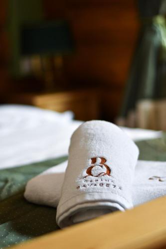 a pile of towels sitting on top of a bed at Cabana Bavareză in Porumbacu de Sus