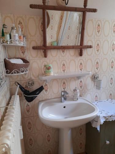 bagno con lavandino e specchio di Chambre d'hôtes avec garage au bord de mer a Tolone