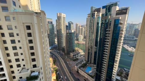 vistas a una ciudad con edificios altos en Prestige, en Dubái