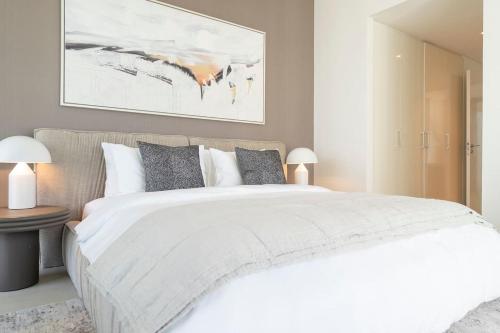 Postel nebo postele na pokoji v ubytování Stunning Views, Luxury Residence By Chi Living