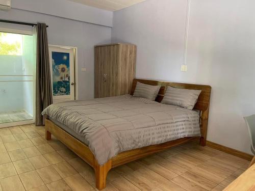 ein Schlafzimmer mit einem Bett in einem Zimmer in der Unterkunft Makorn Nonkleng in Ban Yung