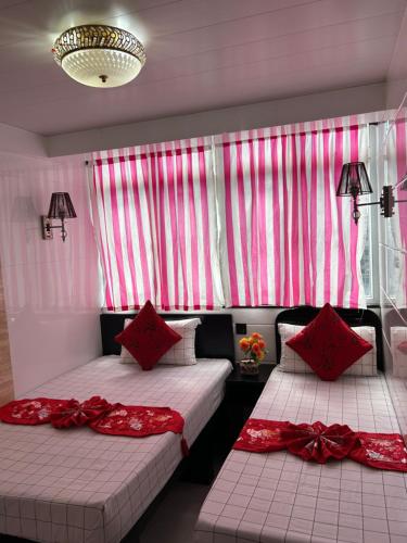 Letto o letti in una camera di Manila Lounge