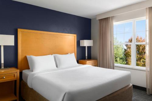 Ein Bett oder Betten in einem Zimmer der Unterkunft Residence Inn Neptune at Gateway Center