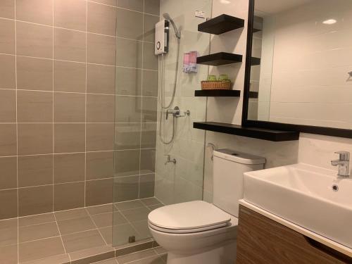 a bathroom with a shower and a toilet and a sink at Courtyard Khaoyai Condo in Mu Si