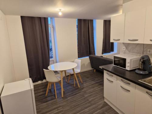 Virtuve vai virtuves zona naktsmītnē Les Appartements Hyper Centre Maubeuge