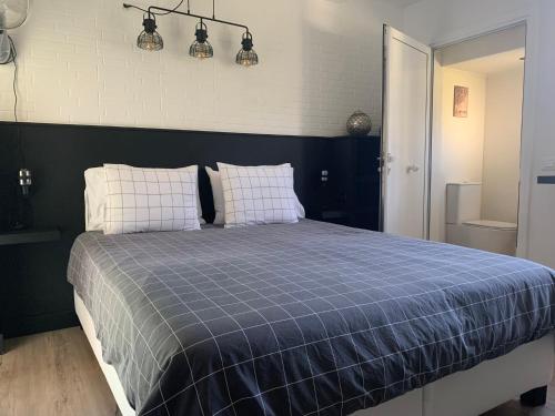 sypialnia z niebieskim łóżkiem z 2 poduszkami w obiekcie B&B Casa en La Montaña w mieście Montana la Data