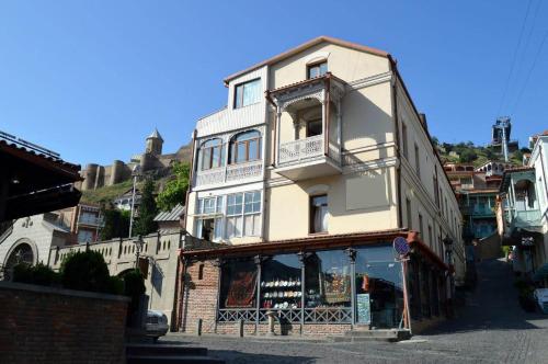 Το κτήριο όπου στεγάζεται  το διαμέρισμα