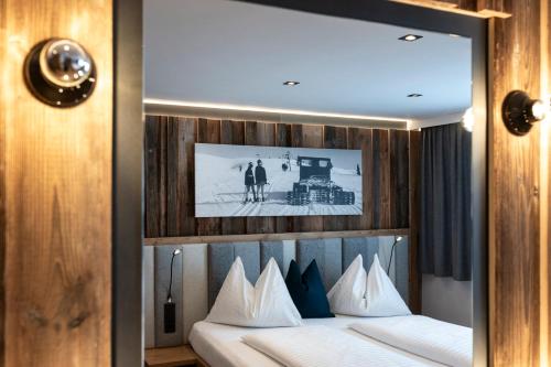 Кровать или кровати в номере Austria Alpinhotel Ski IN Ski OUT an der Edelweissbahn