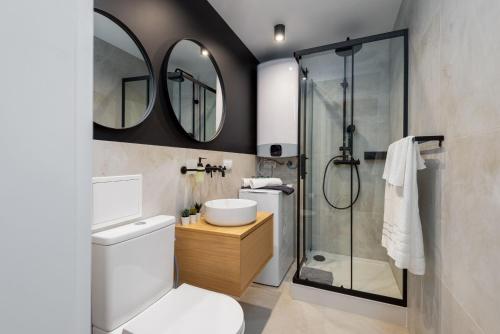 a bathroom with a toilet and a shower with two mirrors at Apartament New York Premium- ścisłe centrum - by Kairos Apartments in Katowice