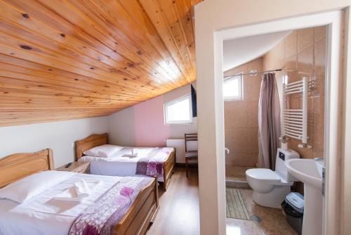 Koupelna v ubytování Hotel Zemo Aragvi