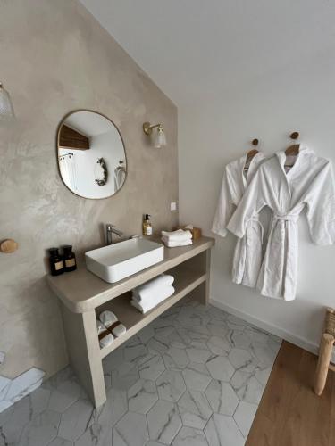 尼桑勒茲恩蘇涅的住宿－Le Chai，一间带水槽和镜子的浴室