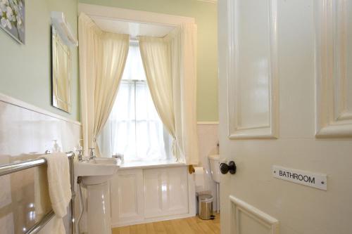 Ett badrum på St Annes Guest House