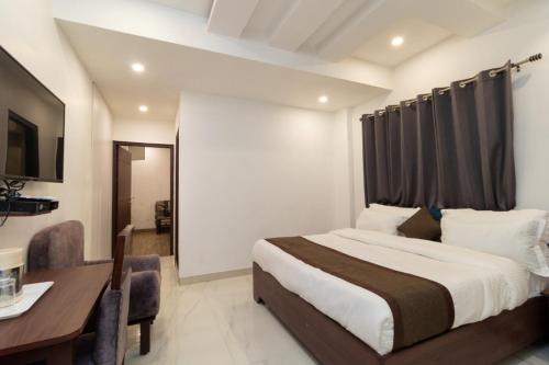 um quarto de hotel com uma cama, uma mesa e uma secretária em Hotel Park Royale Inn em Mussoorie
