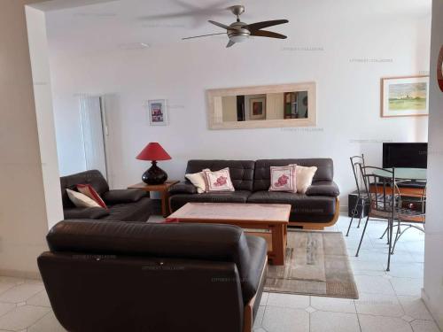 ein Wohnzimmer mit einem Sofa und einem Tisch in der Unterkunft 6CHK4 Villa 6 personnes dans résidence in Collioure