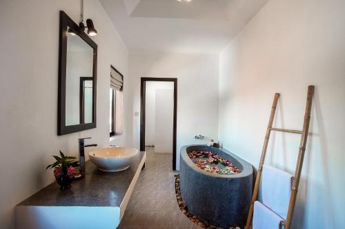 bagno con ampia vasca e lavandino di RESIDENCE 1960 a Siem Reap