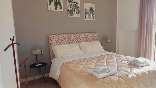 ein Schlafzimmer mit einem Bett mit Handtüchern darauf in der Unterkunft Le Case di Ale in Salerno