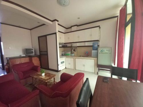 達沃市的住宿－1BR, 1BD condo Rentals, Toril，一间带红色椅子的客厅和一间厨房