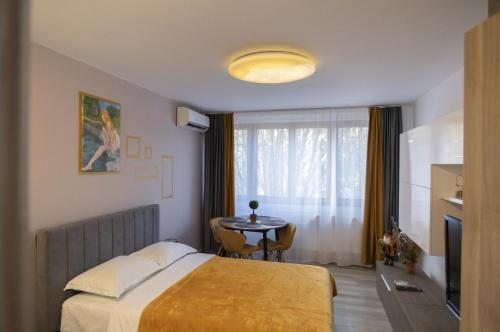 a hotel room with a bed and a table at Casa Rusu -Victoria-Self check in-24h in Reşiţa