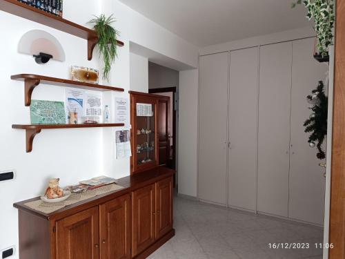 a hallway with a wooden counter and a door at Il tiglio in Saint Vincent