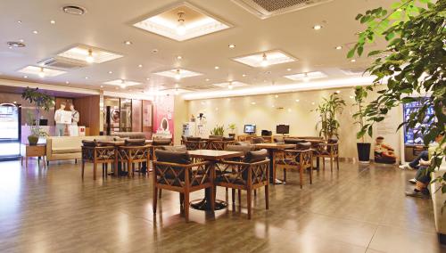 restauracja ze stołami i krzesłami w pokoju w obiekcie Hotel Skypark Myeongdong 2 w Seulu