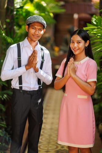 a man and a woman clapping their hands at RESIDENCE 1960 in Siem Reap