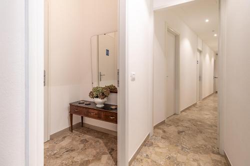 a hallway with a mirror and a wooden table at Oleaclub Locazione Turistica in Asolo