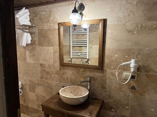 a bathroom with a bowl sink and a mirror at Virtus Cappadocia Hotel Göreme in Goreme