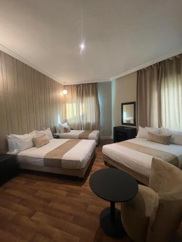 En eller flere senger på et rom på Cadé Hotel