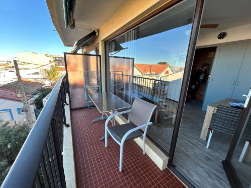 d'un balcon avec une table et une chaise. dans l'établissement Charmant studio 20 m de la plage, à Canet