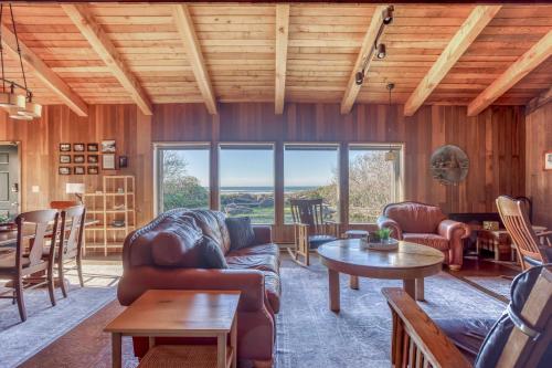 Ruang duduk di Rustic Retreat