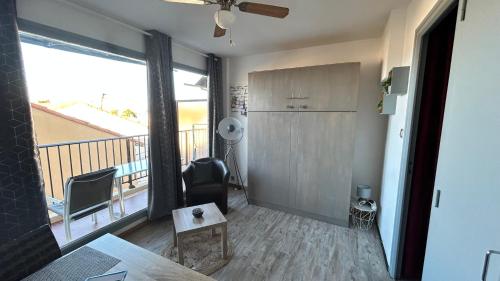 - un salon avec vue sur un balcon dans l'établissement Charmant studio 20 m de la plage, à Canet