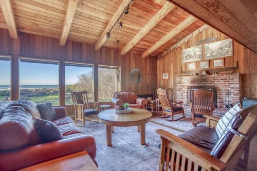 Ruang duduk di Rustic Retreat