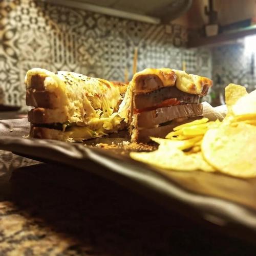 uma sanduíche é cortada ao meio em um prato em Chill Inn By Hansa em Chemlane