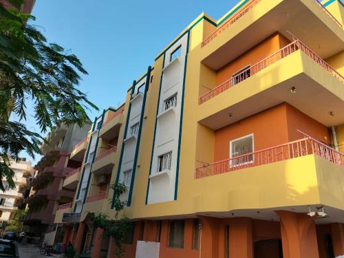 un edificio amarillo y naranja con balcones rojos en Skylen Apartment 2 en Hurghada