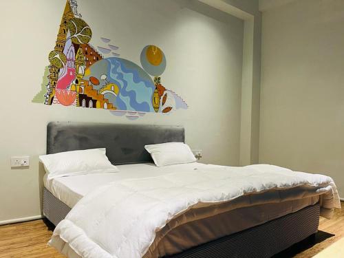 een slaapkamer met een groot bed met witte lakens bij MY ROOMZ BANARAS in Varanasi