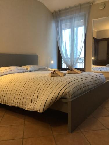 Casa Cavalier Peano في فيناديو: غرفة نوم بسرير كبير مع نافذة