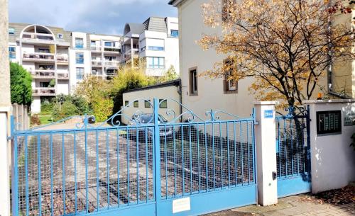 a blue gate in front of a building at Cosy. 10mn du centre et de la gare. Garage gratuit in Colmar