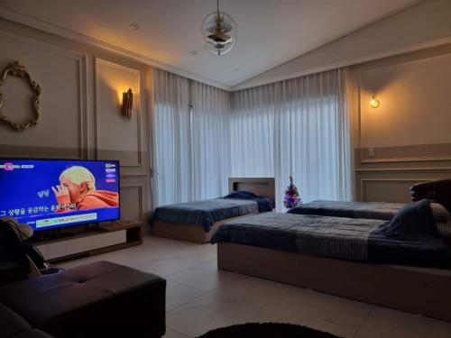 首爾的住宿－ypark，一间卧室配有两张床和一台平面电视